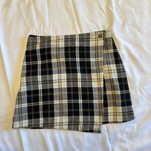 Black and white plaid mini skirt & zipper on the side #plaidmini #blackandwhite